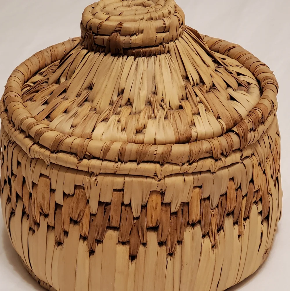 Vtg Brown Boho Farmhouse Woven Round Basket With Lid Storage Decor Sewing